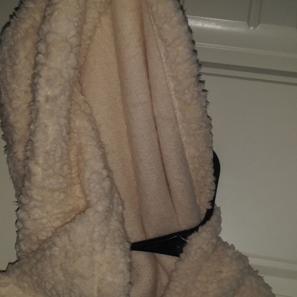 Fluffy pull over jacket - Picture 6 of 6